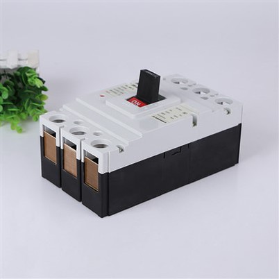 DC odklopnik v oblikovanem ohišju